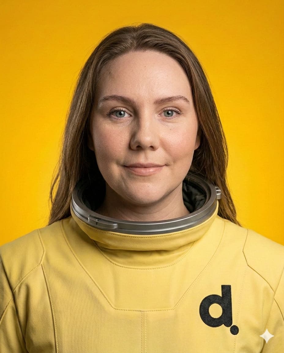 Emelie Asmundsson, Konsultchef på Digitalenta. Porträttfoto där rymddräkt och bakgrund är inmonterade med AI.